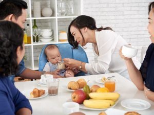 Gambar ibu memberikan susu kepada bayi. Gambar dipakai untuk artikel berjudul "Pertumbuhan Bayi melalui MPASI yang Bijak" di Klinik Utama DR Indrajana