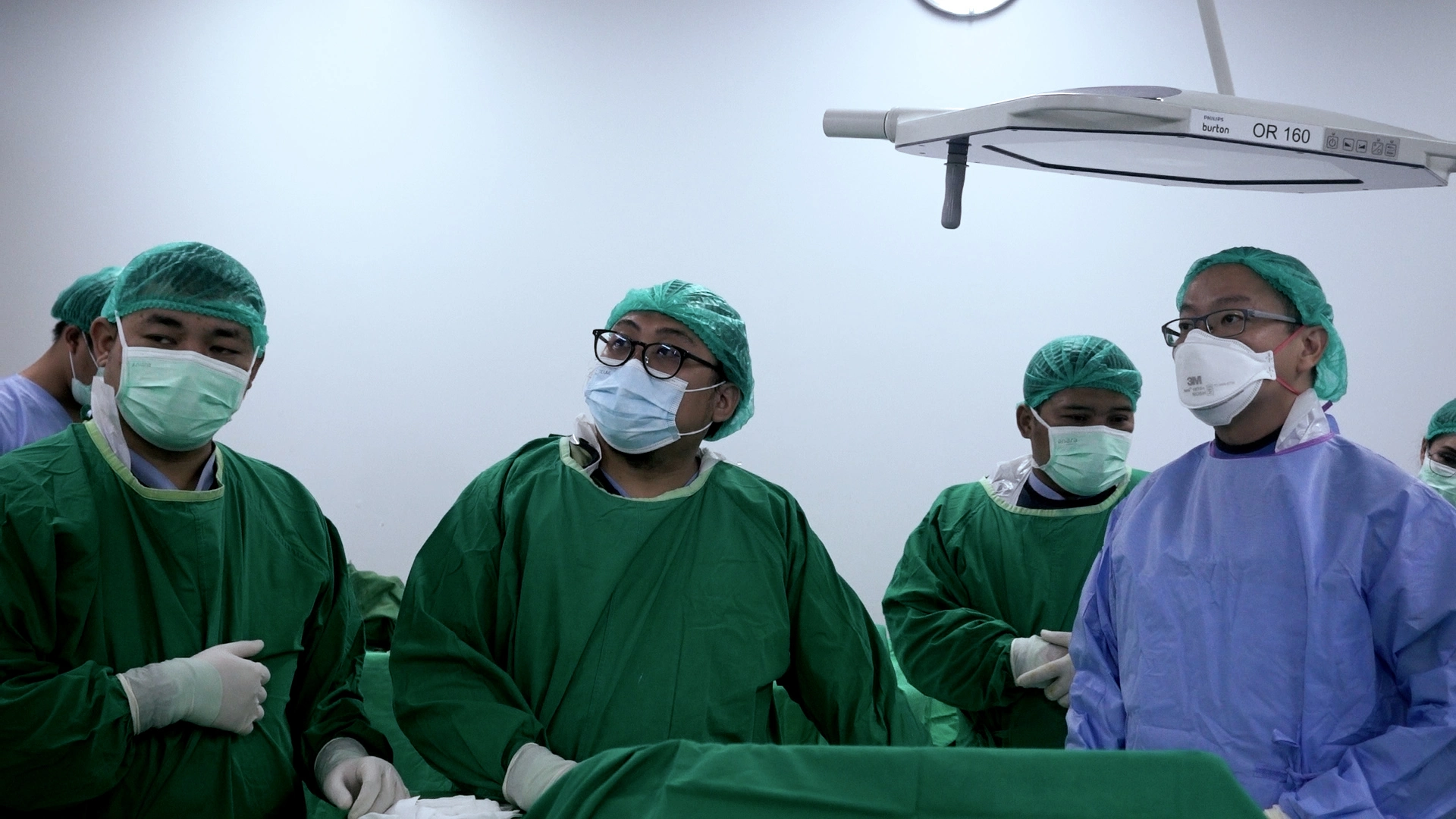 Gambar kumpulan tenaga medis sedang melakukan operasi di Klinik Utama Dr. Indrajana.