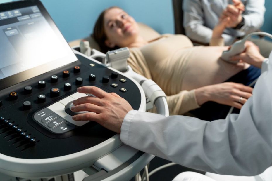 Gambar seorang wanita seadng melakukan USG kehamilan. Gambar digunakan untuk artikel Klinik Utama Dr. Indrajana Pentingnya USG Kehamilan: Deteksi Dini dan Pemantauan yang Akurat