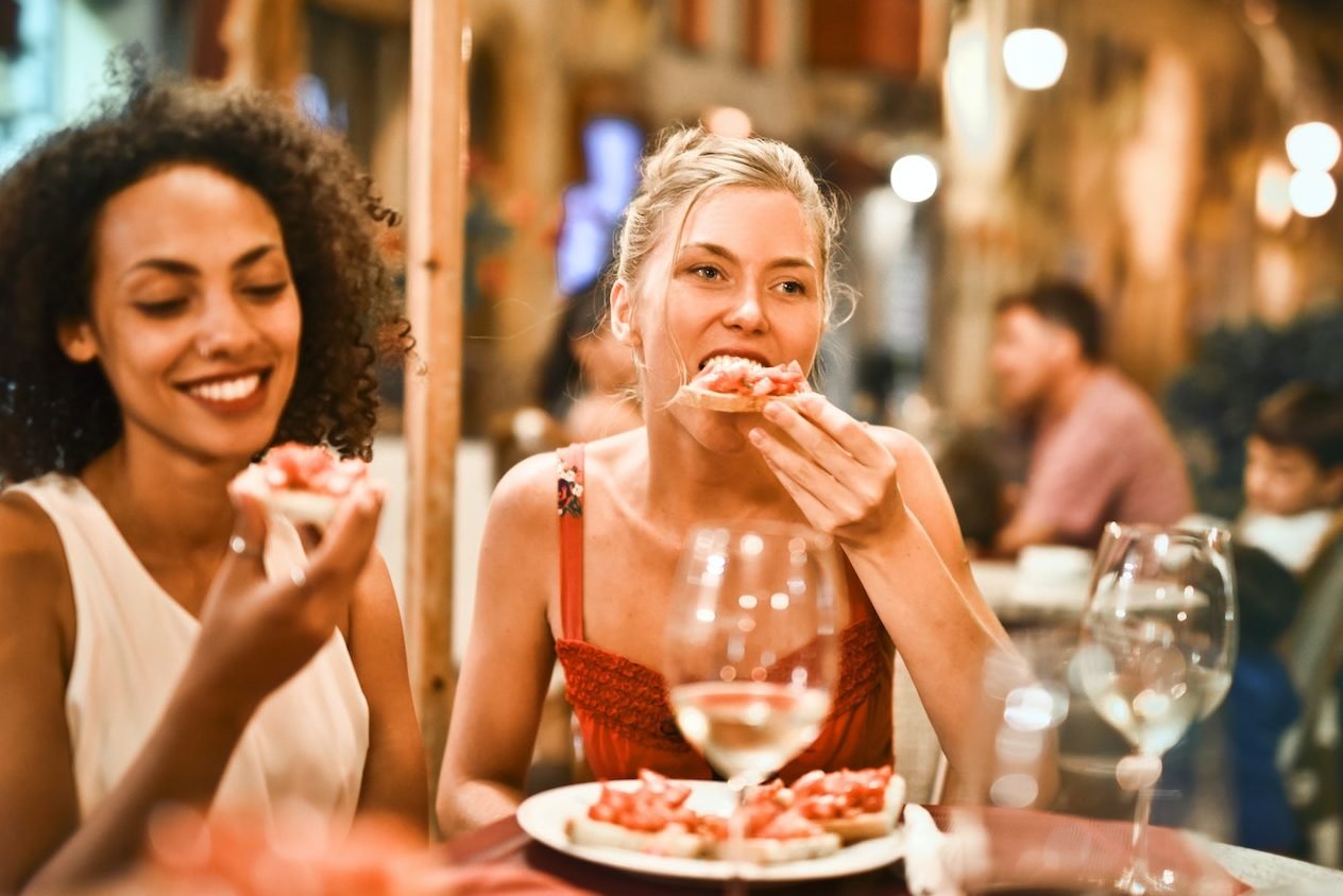 gambar dua orang sedang makan makanan manis. Gambar ini digunakan untuk artikel Klinik Dr. Indrajana dengan judul: Mengupas Mitos dan Fakta Alergi Makanan