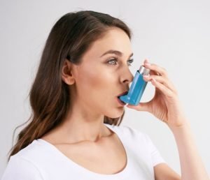gambar seorang wanita sedang terkena asma. Gambar digunakan untuk website klinik utama Dr. Indrajana, Jakarta Pusat.