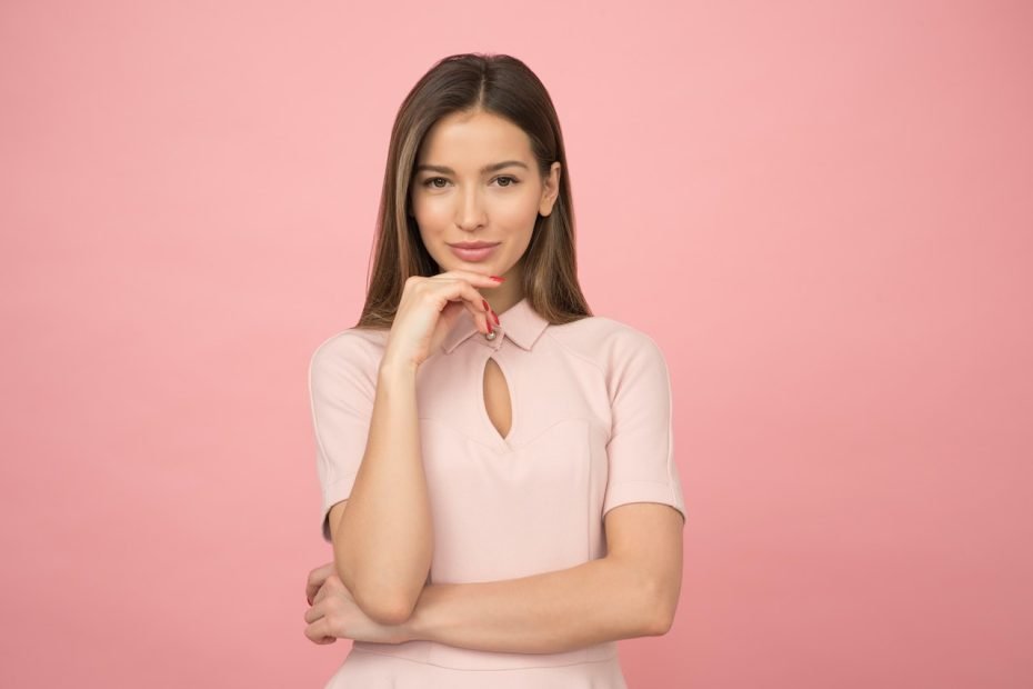 gambar seorang wanita cantik dengan latar belakang pink