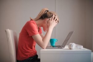 Gambar seorang wanita sedang termenung. Gambar dipakai pada website Klinik Utama Dr. Indrajana untuk halaman Tes Minat Bakat.