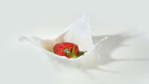 Gambar strawberry masuk ke dalam susu. Konsultasi di Klinik Urologi di Klinik Utama Dr. Indrajana.
