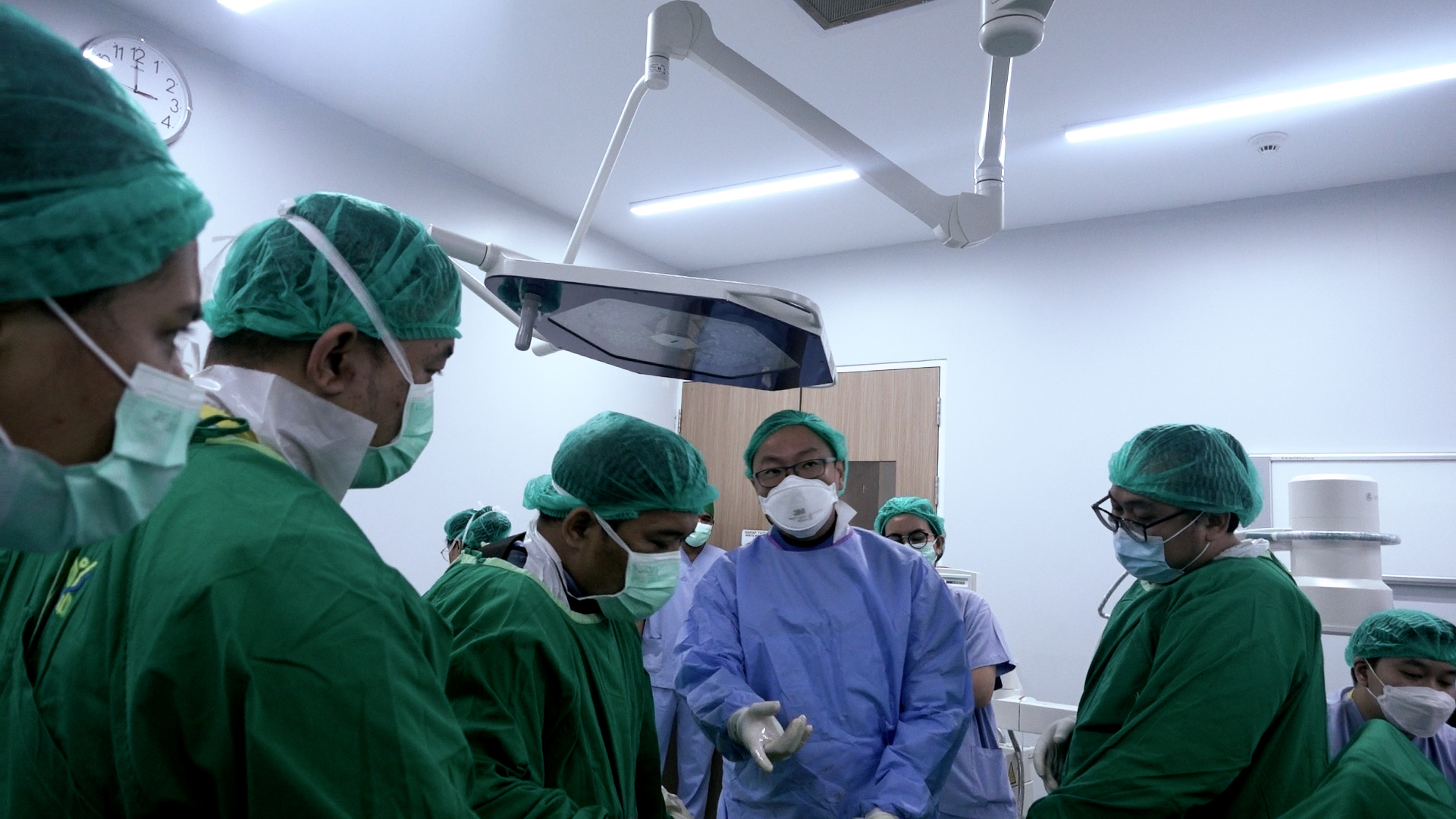 dr. Roger sedang melakukan kegiatan operasi di Klinik Utama DR Indrajana