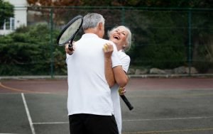 gambar sepasang suami istri berbahagia bermain olahraga dipakai membahas frozen shoulder.