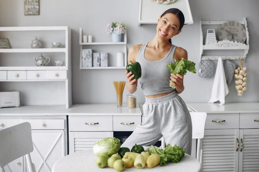 gambaran wanita menerapkan gaya hidup sehat dengan konsumsi buah dan sayur - section image untuk artikel bagian pencegahan diabetes early onset di Indonesia. Ditulis oleh Jeremi Napoli Siregar di Klinik Utama DR. Indrajana.